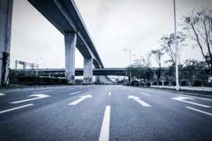Servicios Integrales 56 Imagen de una carretera bajo un puente