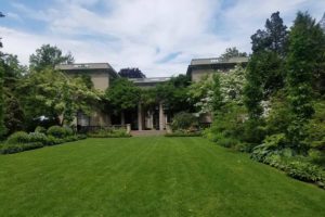 Servicios Integrales 83 Imagen de una villa con jardín