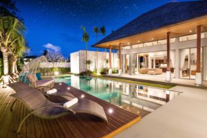 Servicios Integrales 81 Imagen de una villa de noche