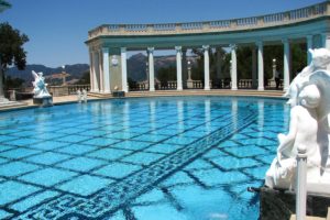 Servicios Integrales 85 Imagen de una villa con piscina y estatuas
