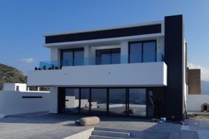 Servicios Integrales 33 Imagen de villa blanca y negra