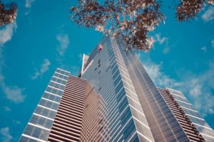 Servicios Integrales 18 Imagen de un edificio de pisos vista desde abajo